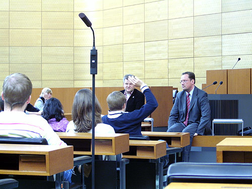 Stefan Politze (SPD) und Dirk Töpffer (CDU) im Gespräch mit Oberstufenschülern der IGS Mühlenberg