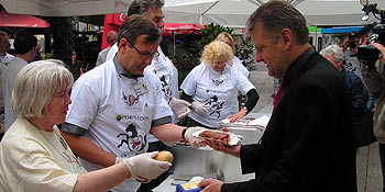 Aktion "Currywurst gegen Sachspende" | Stefan Politze beim fairKauf Kaufhaus