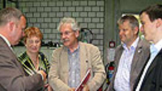 v. l.: Geschäftsführer Jens Gue mit Sigrid Leuschner, Heinrich Aller, Stefan Politze u. Marco Brunotte
